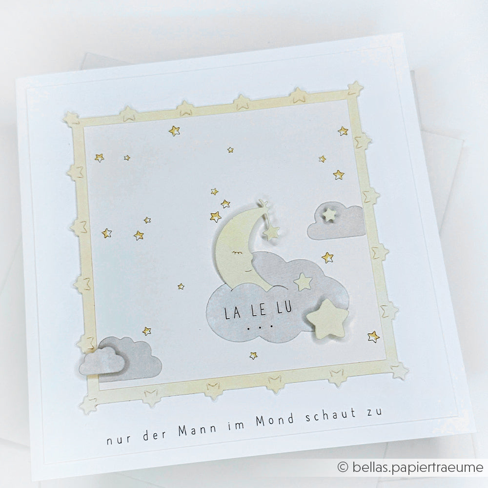 Quadratische Karte von Alexandra Renke mit Mond, Sternen und Wolken auf Designerpapier. Text: LA LE LU und nur der Mann im Mond schaut zu - perfekt für Papierprojekte mit Sternenhimmel-Flair.