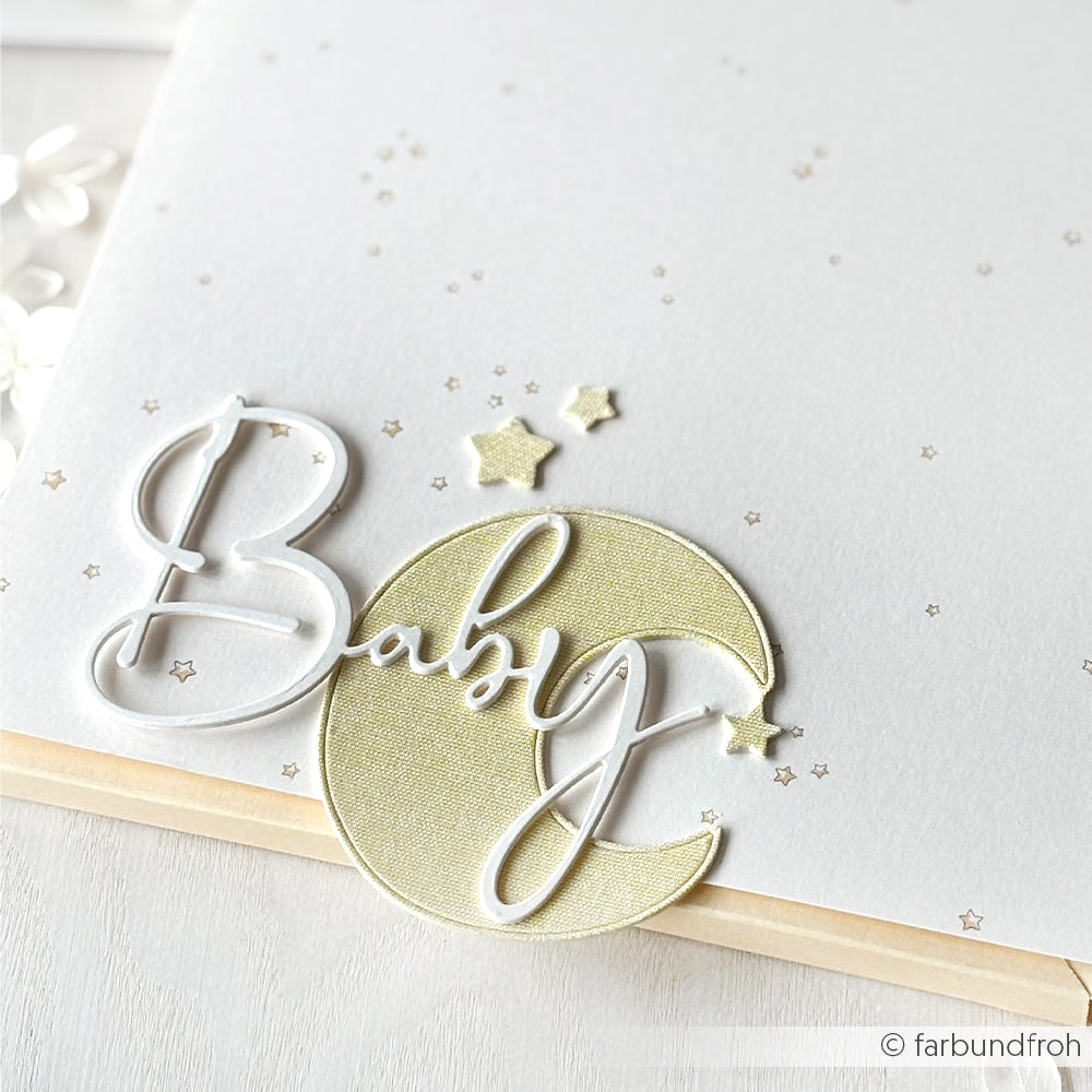Grußkarte von Alexandra Renke mit kursivem "Baby"-Text, einer goldenen Mondsichel und Sterndekorationen auf Weiß - perfekt für Sternenhimmel-inspirierte Papierprojekte.