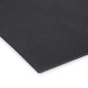 Ein Bogen schwarzer Alexandra-Renke-Karton auf weißer Oberfläche, aus einem Winkel fotografiert - perfekt für Buchbinden oder Schachtelbau-Projekte.