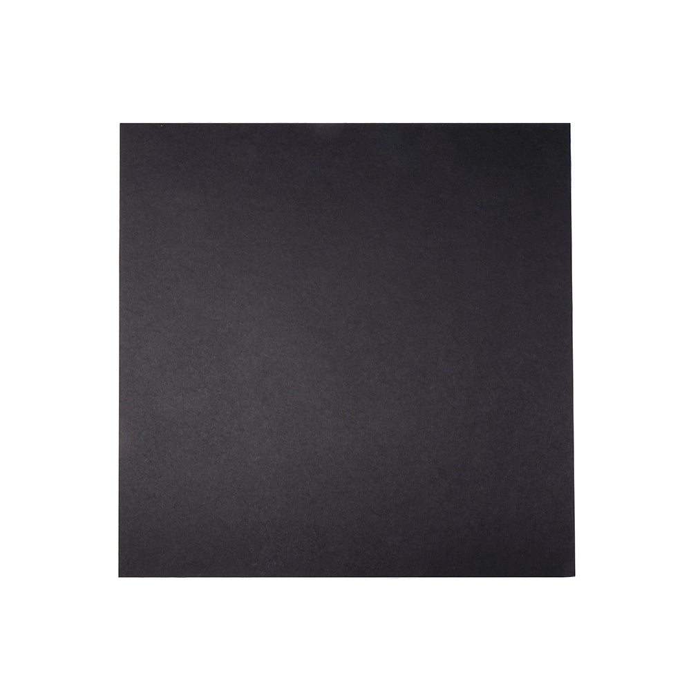 Ein schlichter, quadratischer Bogen schwarzen Cardstocks von Alexandra Renke auf weißem Hintergrund - ideal für Schachtelbau- oder Buchbinden-Projekte.