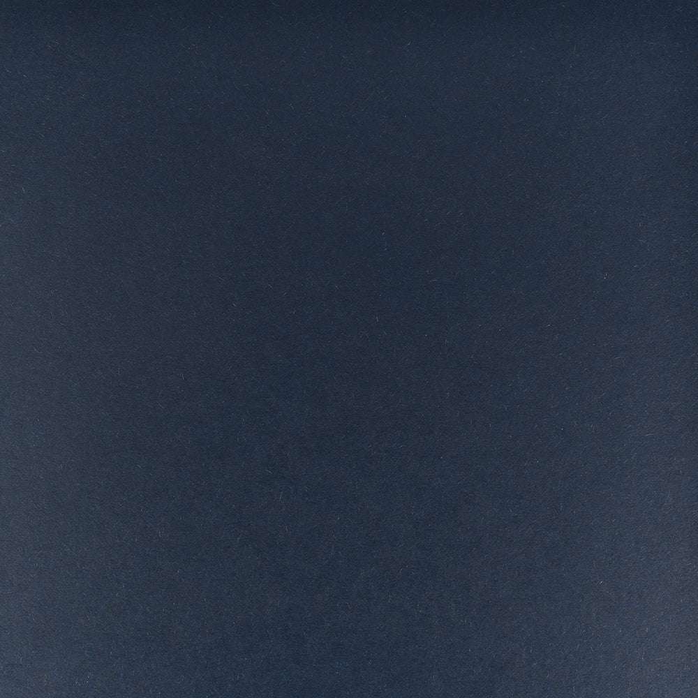 Einfarbiger dunkelblauer strukturierter Hintergrund von Alexandra Renke, ideal für Schachtelbau- oder Buchbinden-Projekte. Hergestellt aus stabilem 700g/m² Uni Cardstock.