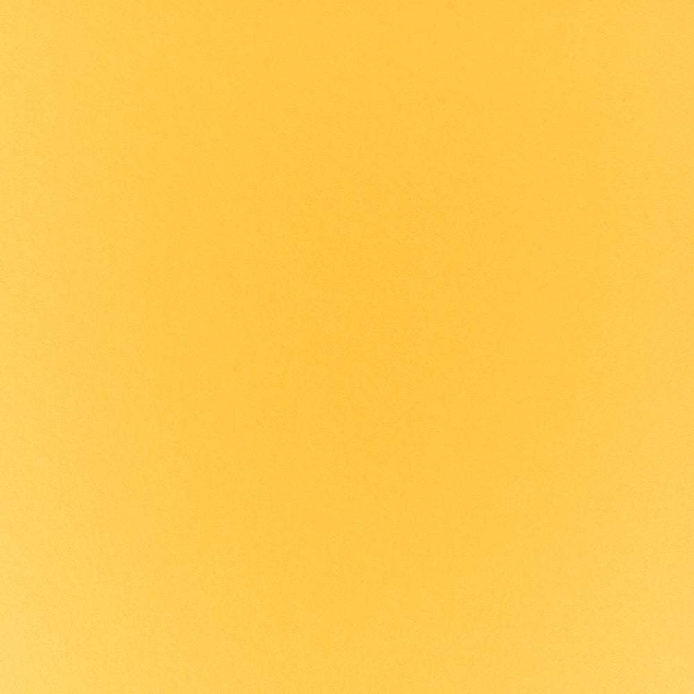 Glatter, unifarbener gelb-oranger Hintergrund mit gleichmäßiger Struktur, wie hochwertiger 700g/m² Uni Cardstock von Alexandra Renke - ideal für Schachtelbau oder Buchbinden. Keine sichtbaren Objekte oder Muster.