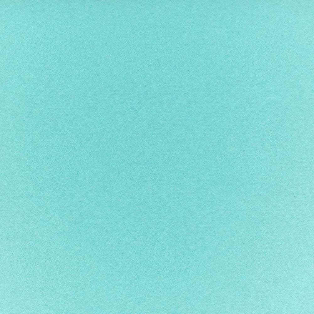 Ein schlichter, strukturierter hellblauer Hintergrund, der an feinen Karton von Alexandra Renke erinnert, ohne sichtbare Objekte oder Muster.