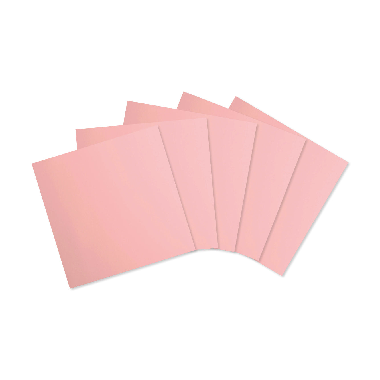 Fünf rosa Blätter aus säurefreiem Karton von Alexandra Renke mit strukturierter Oberfläche sind auf einem weißen Hintergrund fächerförmig angeordnet.
