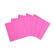 Fünf leuchtend rosa Blätter aus Alexandra Renke Strukturkarton, 216 g/m², auf einem weißen Hintergrund aufgefächert.