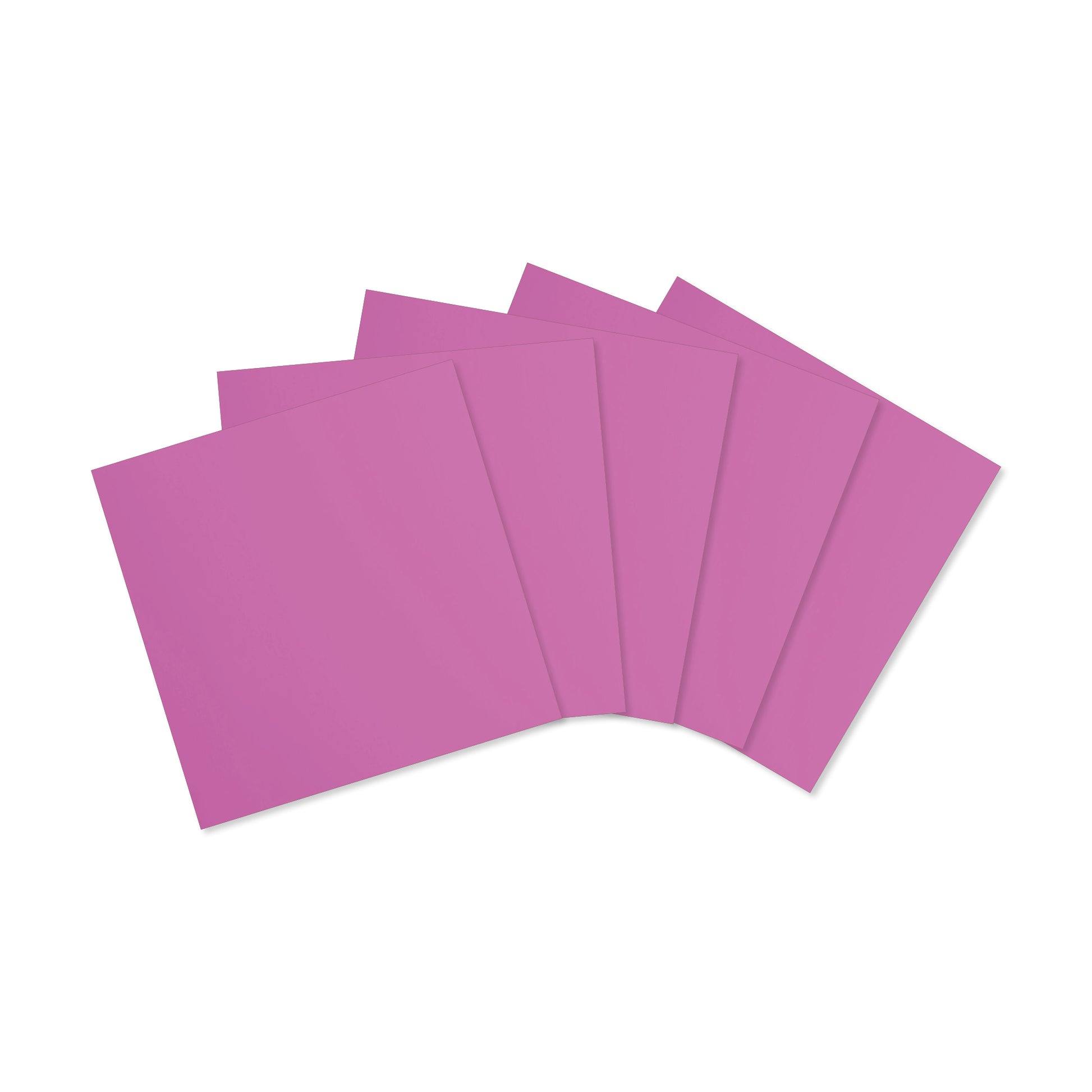 Fünf sich überlappende Bögen aus einfarbigem rosa, säurefreiem Karton von Alexandra Renke mit strukturierter Oberfläche, die fächerförmig auf einem weißen Hintergrund angeordnet sind.