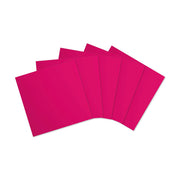 Fünf sich überlappende Blätter aus leuchtend rosa Alexandra-Renke-Karton (216 g/m²), strukturiert für eine haptisch ansprechende Oberfläche, fächerförmig vor einem weißen Hintergrund angeordnet.