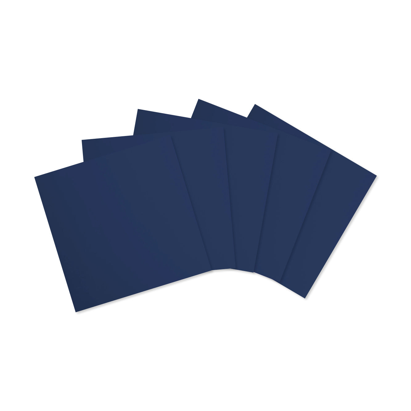 Fünf marineblaue, rechteckige Blätter aus dem Karton „Alexandra Renke strukturiert“ (216 g/m²) sind auf einem weißen Hintergrund fächerförmig angeordnet.