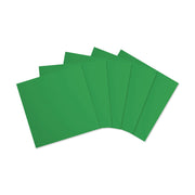 Fünf grüne, säurefreie Blätter aus strukturiertem Karton von Alexandra Renke sind auf einem weißen Hintergrund fächerförmig angeordnet.