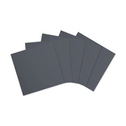 Fünf Bögen dunkelgraues, strukturiertes „Sandpaper“-Papier von Alexandra Renke sind auf einem weißen Hintergrund fächerförmig angeordnet.