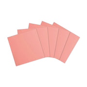 Fünf rosa, quadratische Bögen aus 216 g/m²-Karton sind vor einem weißen Hintergrund fächerförmig angeordnet, wodurch das strukturierte Papier und seine robuste Haptik besonders zur Geltung kommen.