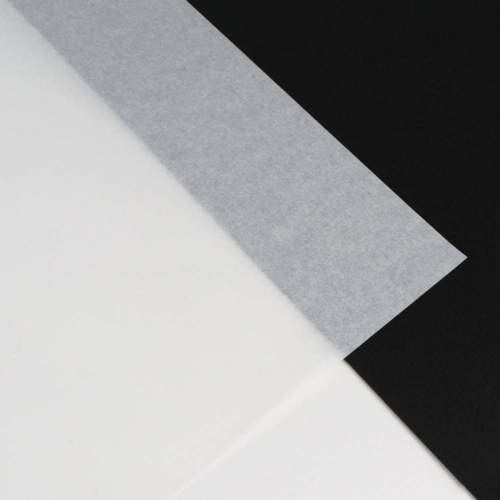 Ein halbtransparentes Pergamentpapier von Alexandra Renke überlagert schwarze und weiße Flächen und schafft so einen markanten Kontrast für hochwertige Drucke.