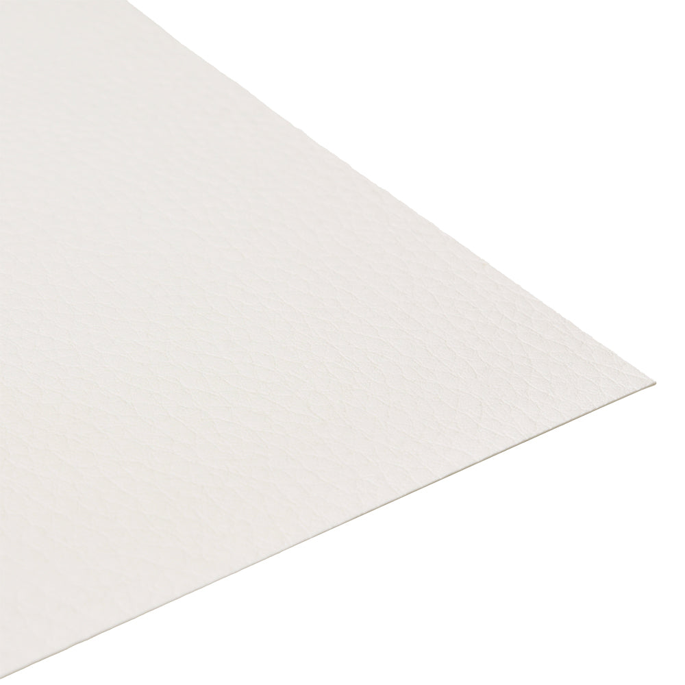 Ein Bogen ☆ strukturierter weißer Karton mit einer dezent gekörnten Oberfläche, ideal für jedes Bastelprojekt oder als 3D geprägtes Papier auf weißem Hintergrund.