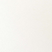 Nahaufnahme einer weißen, strukturierten Lederoberfläche mit einem feinen Narbenmuster, ähnlich dem hochwertigen Cardstock von ☆, der häufig in Bastelprojekt-Kreationen verwendet wird.