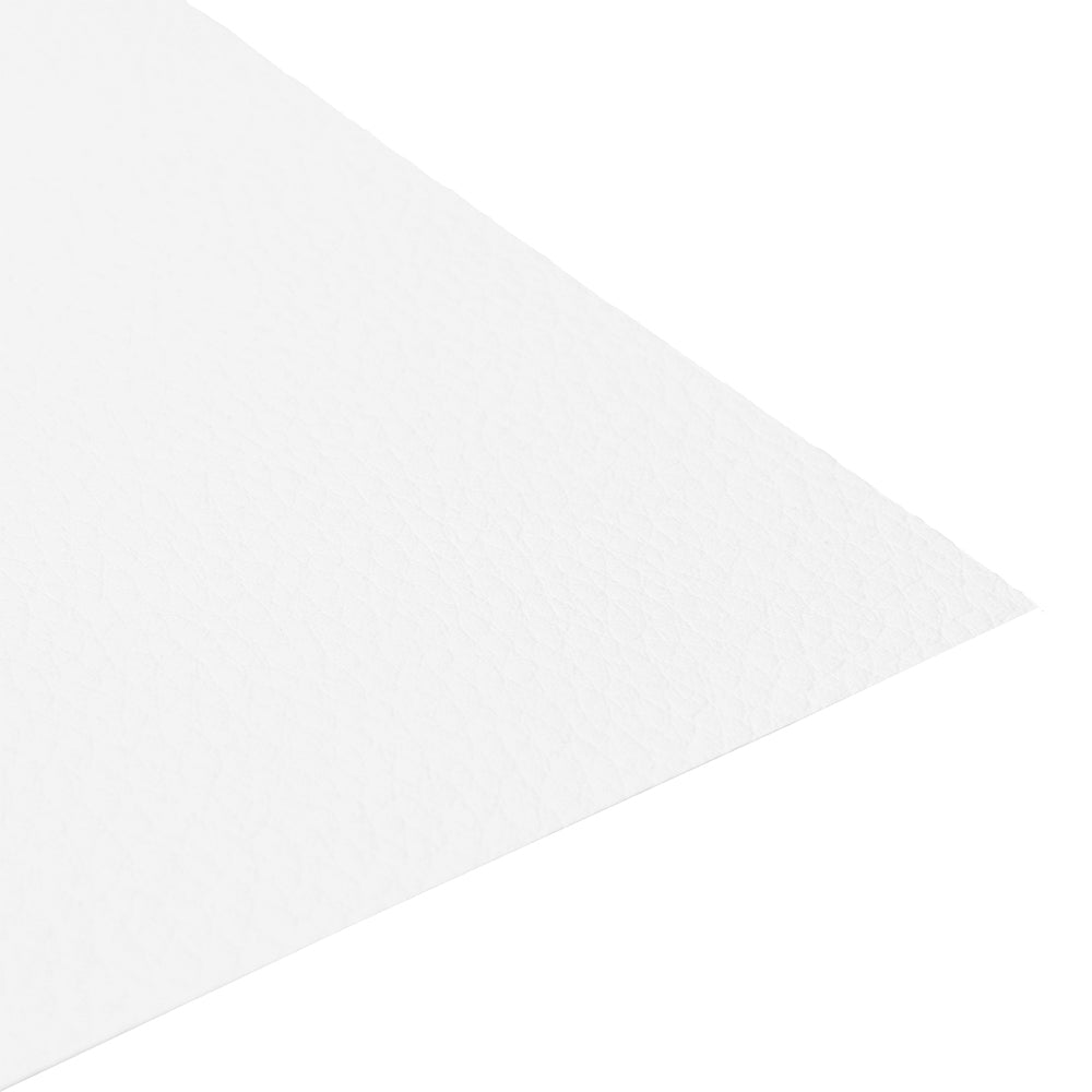 Eine Nahaufnahme von ☆ strukturiertem Cardstock, schräg fotografiert vor einem weißen Hintergrund, der die strukturierte Oberfläche dieses hochwertigen Bastelpapiers hervorhebt.