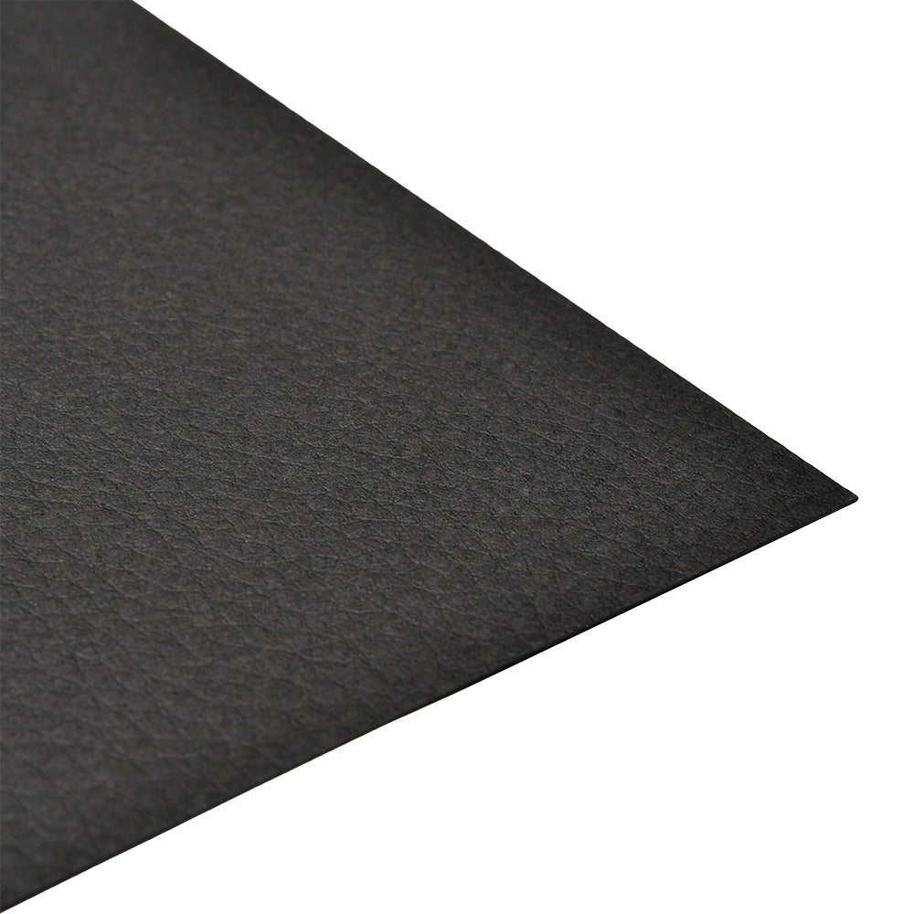 Eine Nahaufnahme eines einzelnen Blattes ☆ strukturierten schwarzen Cardstocks auf weißem Hintergrund, ideal für jedes Bastelprojekt.