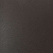 Nahaufnahme der ☆ dunkelbraunen Ledertextur mit einem subtilen, feinen Narbenmuster, das an 3D-geprägtes Papier erinnert, das häufig in Bastelprojekten verwendet wird.