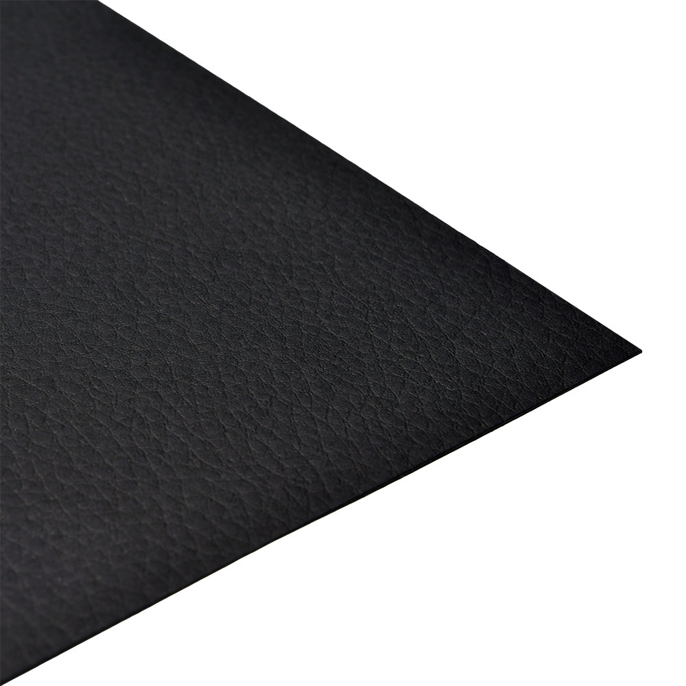 Eine Nahaufnahme von ☆ strukturiertem Cardstock, schräg dargestellt auf weißem Hintergrund - ideal für jedes Bastelprojekt.