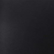 Nahaufnahme von schwarzem, strukturiertem Leder von ☆ mit feinen, subtilen Narbenmustern, die an hochwertiges Cardstock oder 3D-geprägtes Papier erinnern - perfekt, um jedem Bastelprojekt ein haptisches Element hinzuzufügen.