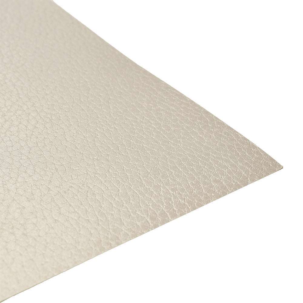 Eine Nahaufnahme eines beigen, strukturierten Cardstockbogens von ☆ auf weißem Hintergrund - ideal für jedes Bastelprojekt.