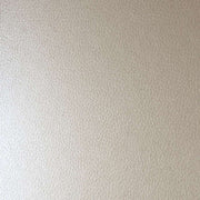 Nahaufnahme von ☆ hellbeigem strukturiertem Leder mit feiner und subtiler Narbung, die an 3D-geprägtes Papier oder hochwertigen Karton erinnert - perfekt für Ihr nächstes Bastelprojekt.