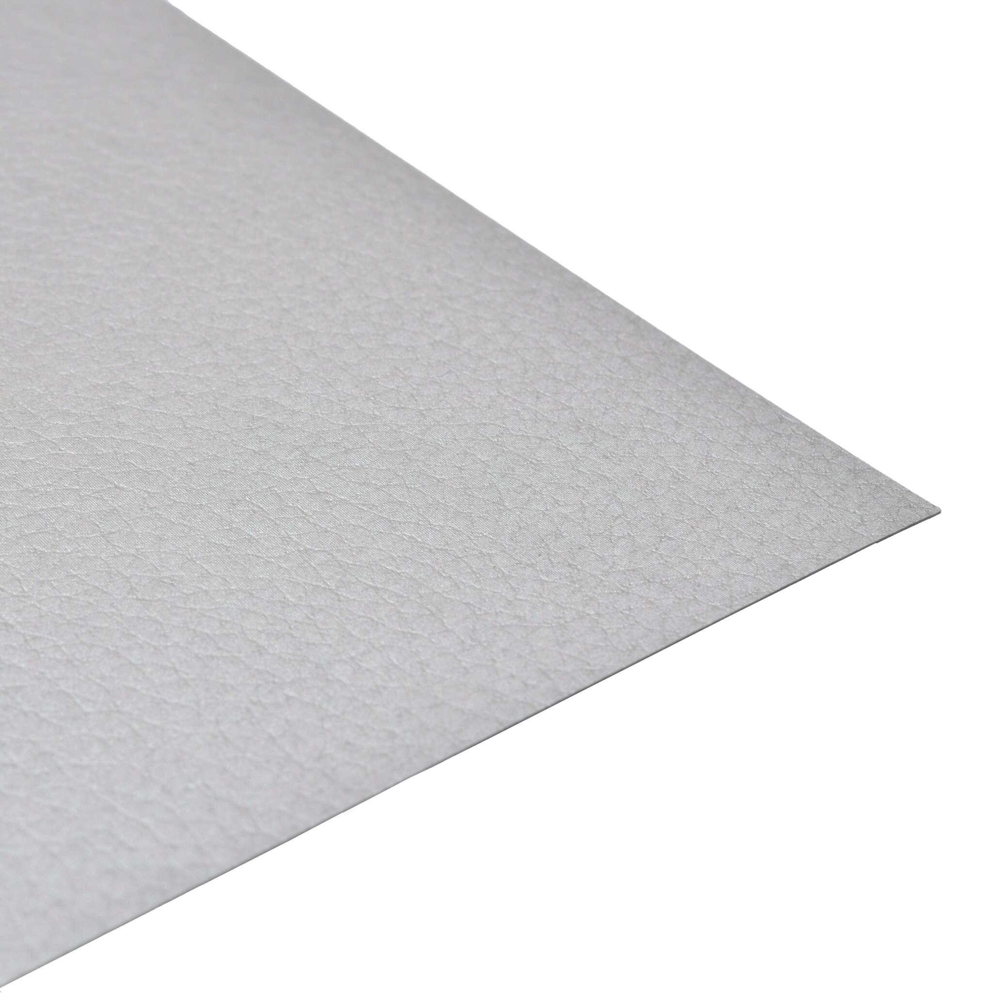 Eine Nahaufnahme von ☆ 3D-geprägtem Papier, das eine strukturierte hellgraue, leicht kieselige Oberfläche aufweist - ideal für jedes Bastelprojekt.