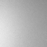 Nahaufnahme der hellgrauen, strukturierten Lederoberfläche des ☆, die ein subtiles, komplexes Muster aufweist, das an 3D-geprägtes Papier oder hochwertigen Karton erinnert.