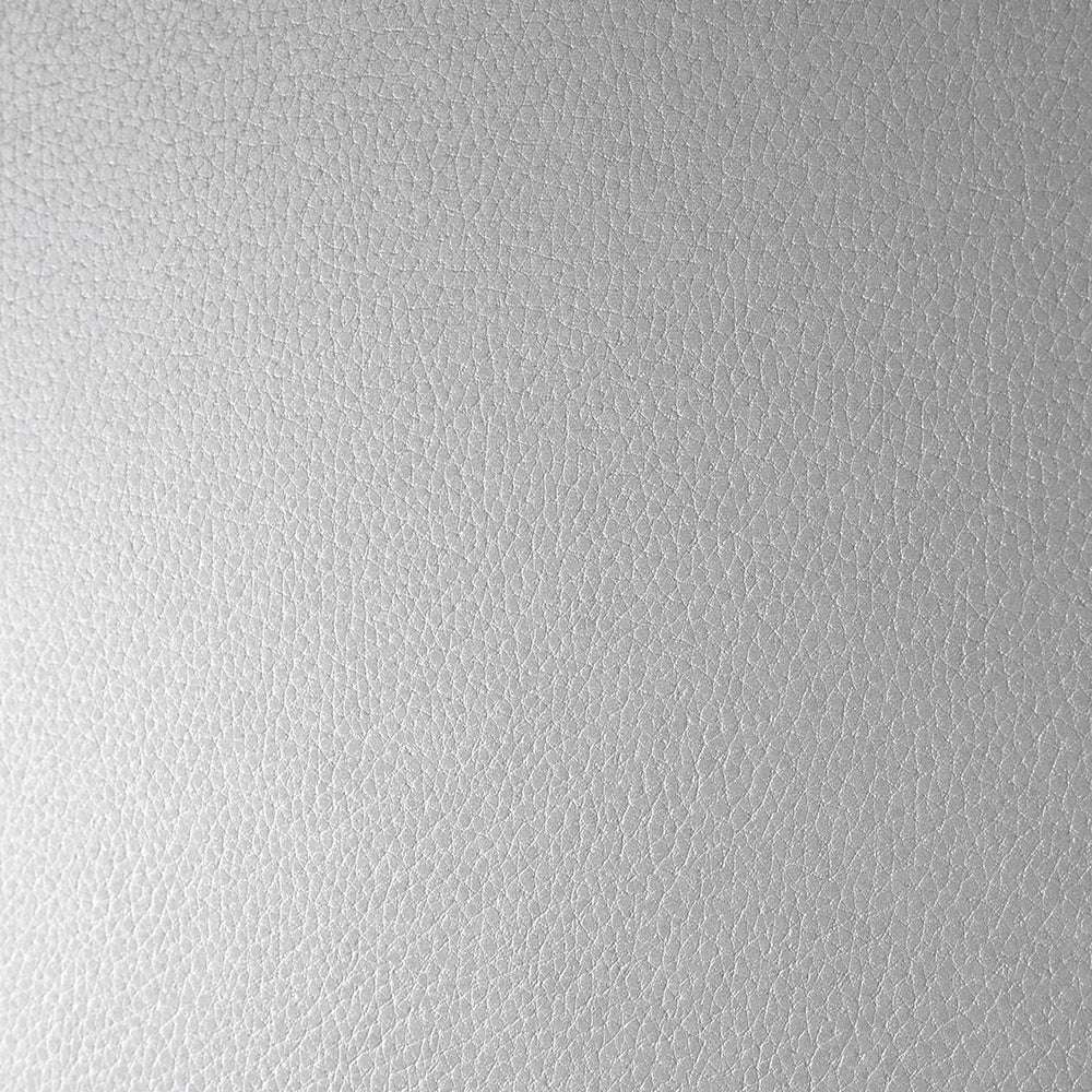 Nahaufnahme der hellgrauen, strukturierten Lederoberfläche des ☆, die ein subtiles, komplexes Muster aufweist, das an 3D-geprägtes Papier oder hochwertigen Karton erinnert.