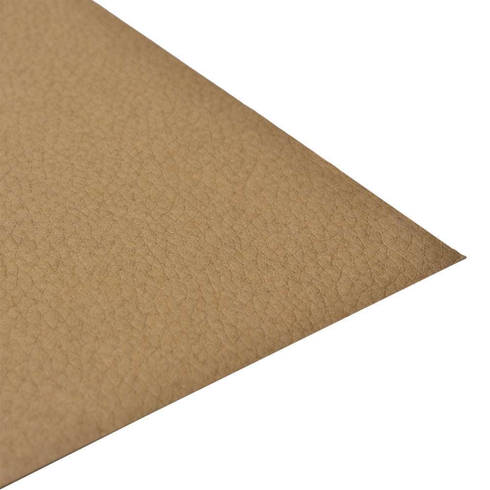 Nahaufnahme eines strukturierten, hellbraunen Blattes von ☆ strukturiertem Cardstock auf weißem Hintergrund - ideal für Ihr nächstes Bastelprojekt.