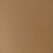 Nahaufnahme der braunen Lederoberfläche mit feinen, natürlichen Narbenmustern und einer 3D-Prägung für zusätzliche Tiefe.