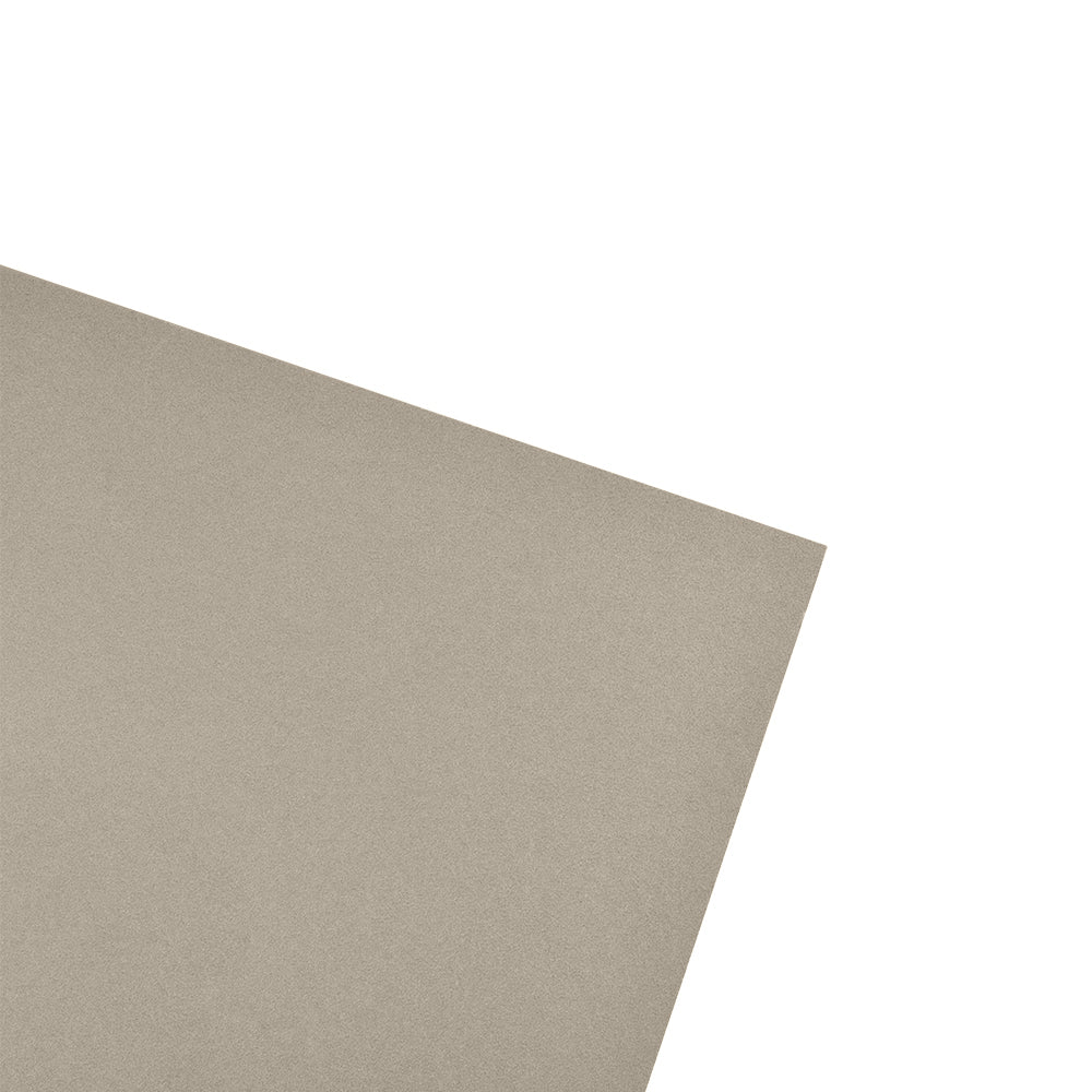 Eine Nahaufnahme von strukturiertem Papier von ☆, das wie hellbrauner Karton auf weißem Hintergrund aussieht - ideal für jedes Bastelprojekt.