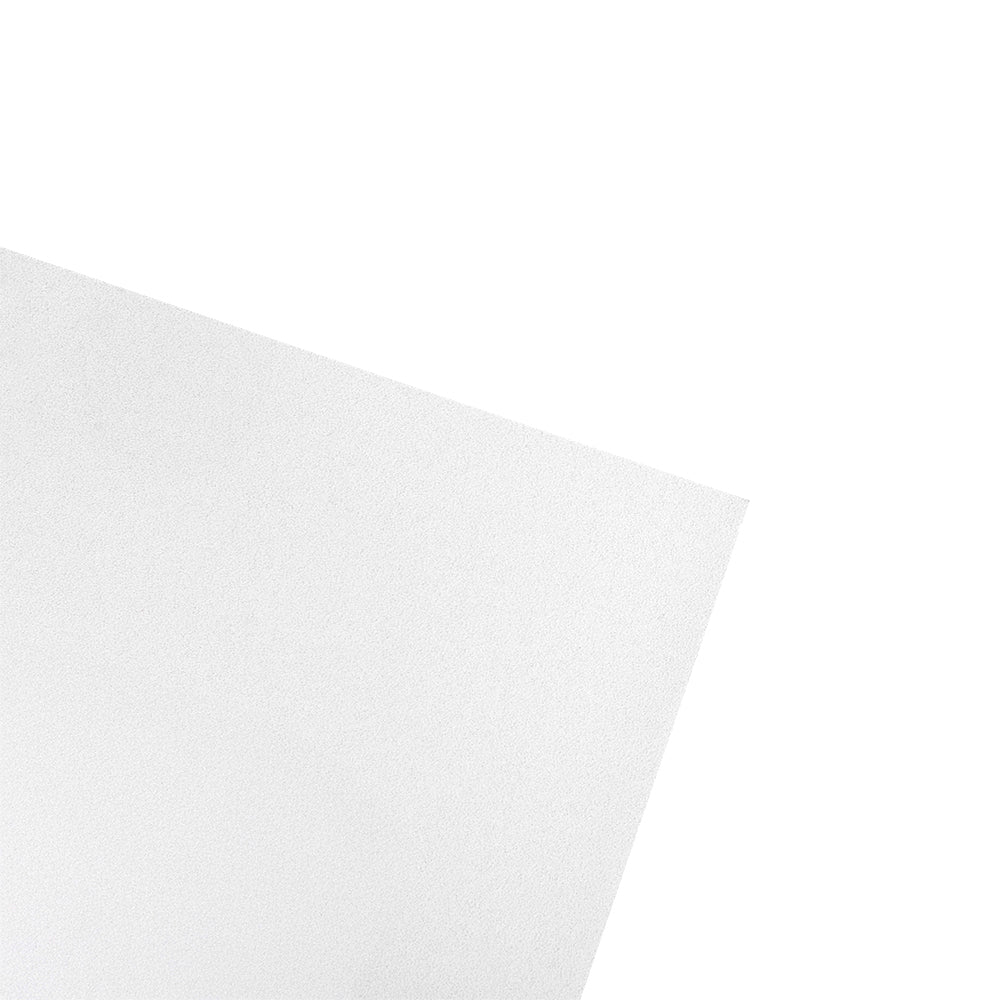 Eine Nahaufnahme von ☆ FSC-zertifiziertem Bastelpapier, dargestellt als weißes Blatt, das auf einem weißen Hintergrund gewinkelt ist.