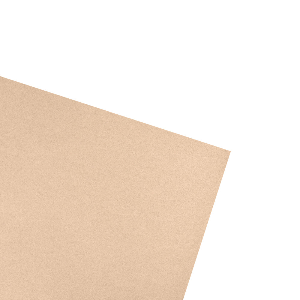 Eine Nahaufnahme von ☆ hellbraunem Kraftkarton auf weißem Hintergrund, in einem Winkel dargestellt.