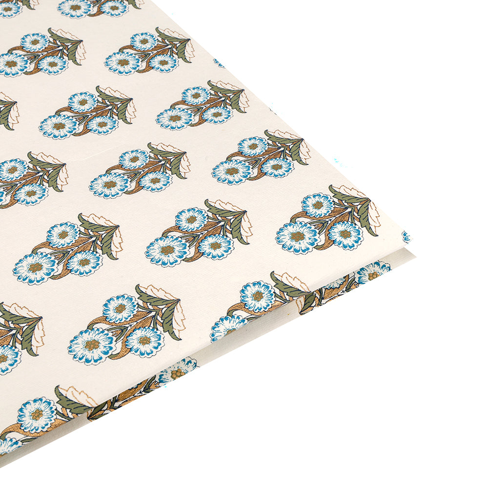 Cremefarbenes Baumwollpapier von ☆ mit blauem und grünem Blumenmuster - ideal für Handarbeiten oder stilvolle Geschenke Verpacken.