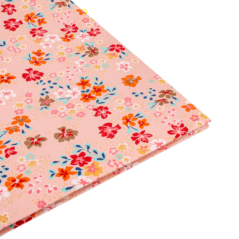 Das ☆ rosafarbene Notizbuch hat einen leuchtenden Blumeneinband, der aus hochwertigem Baumwollpapier gefertigt ist - ideal für handgefertigte Projekte oder um Geschenkverpackungen eine einzigartige Note zu verleihen. Auf einem weißen Hintergrund fotografiert.