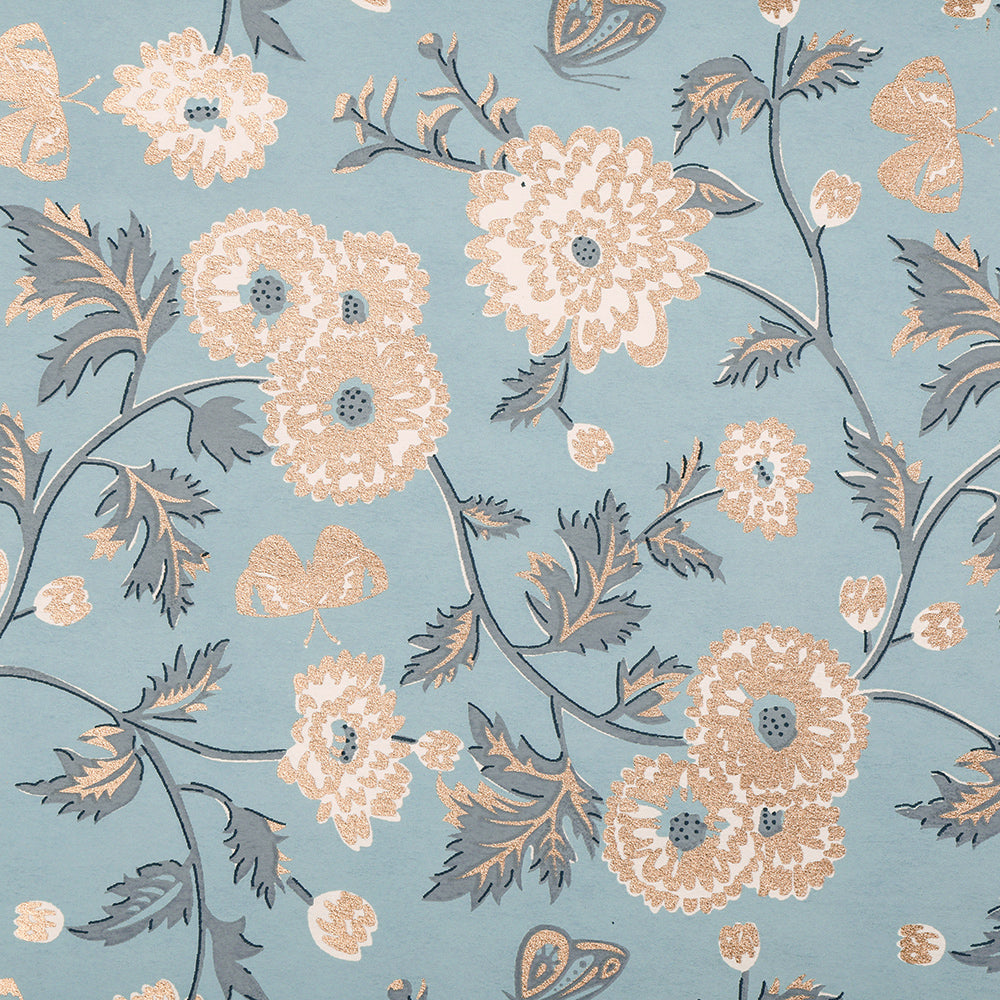 ☆ Blauer Hintergrund mit beigen und weißen Blumen, dunkelgrünen Blättern und Schmetterlingsakzenten - ideal für Geschenke Verpacken oder zum Verzieren von Buchbinden.