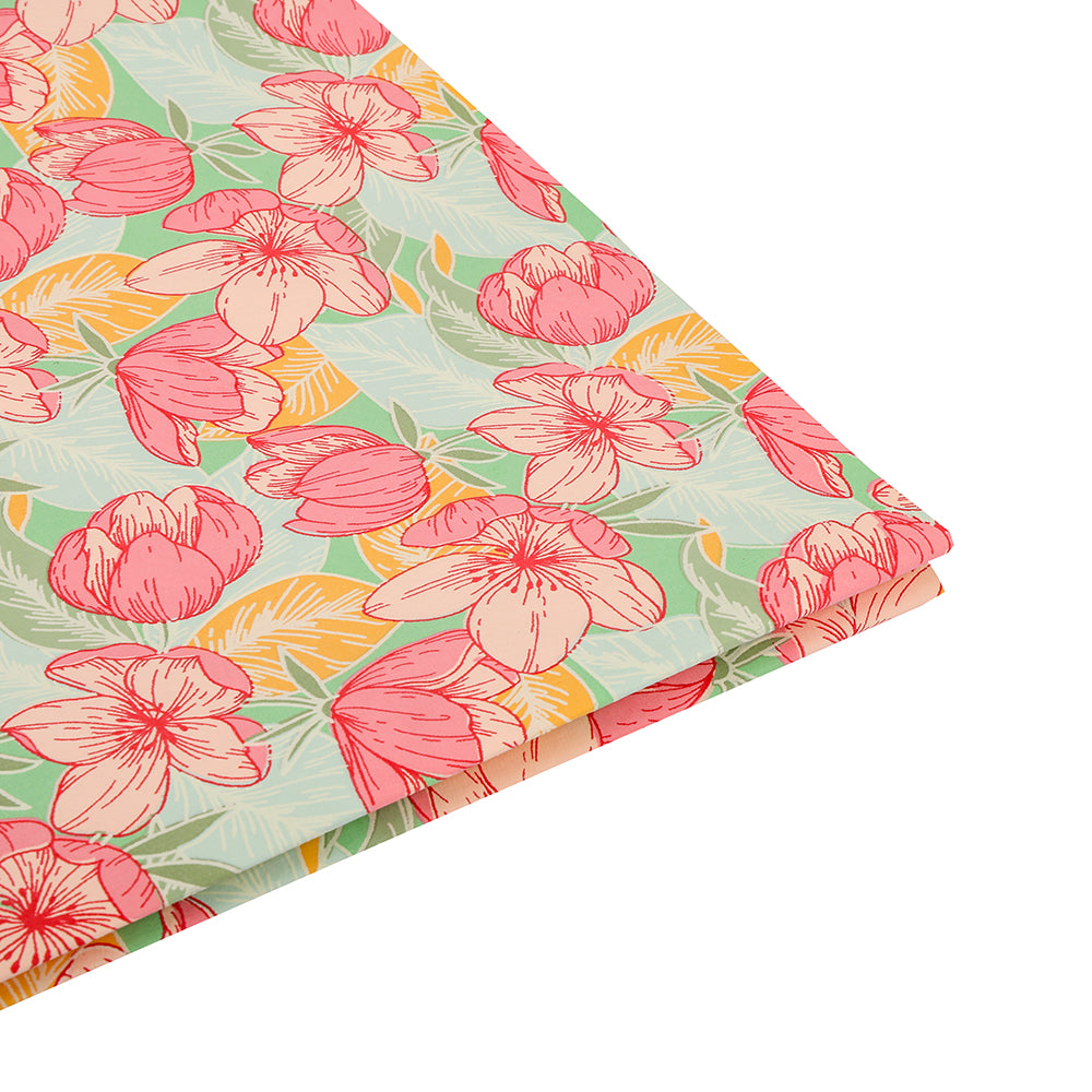 Nahaufnahme eines ☆ Notizbuchs mit einem farbenfrohen, blumigen Einband in Rosa, Grün und Gelb, der mit aufwendigen Buchbindendetails versehen ist - ideal für einzigartige Geschenkverpackungen.