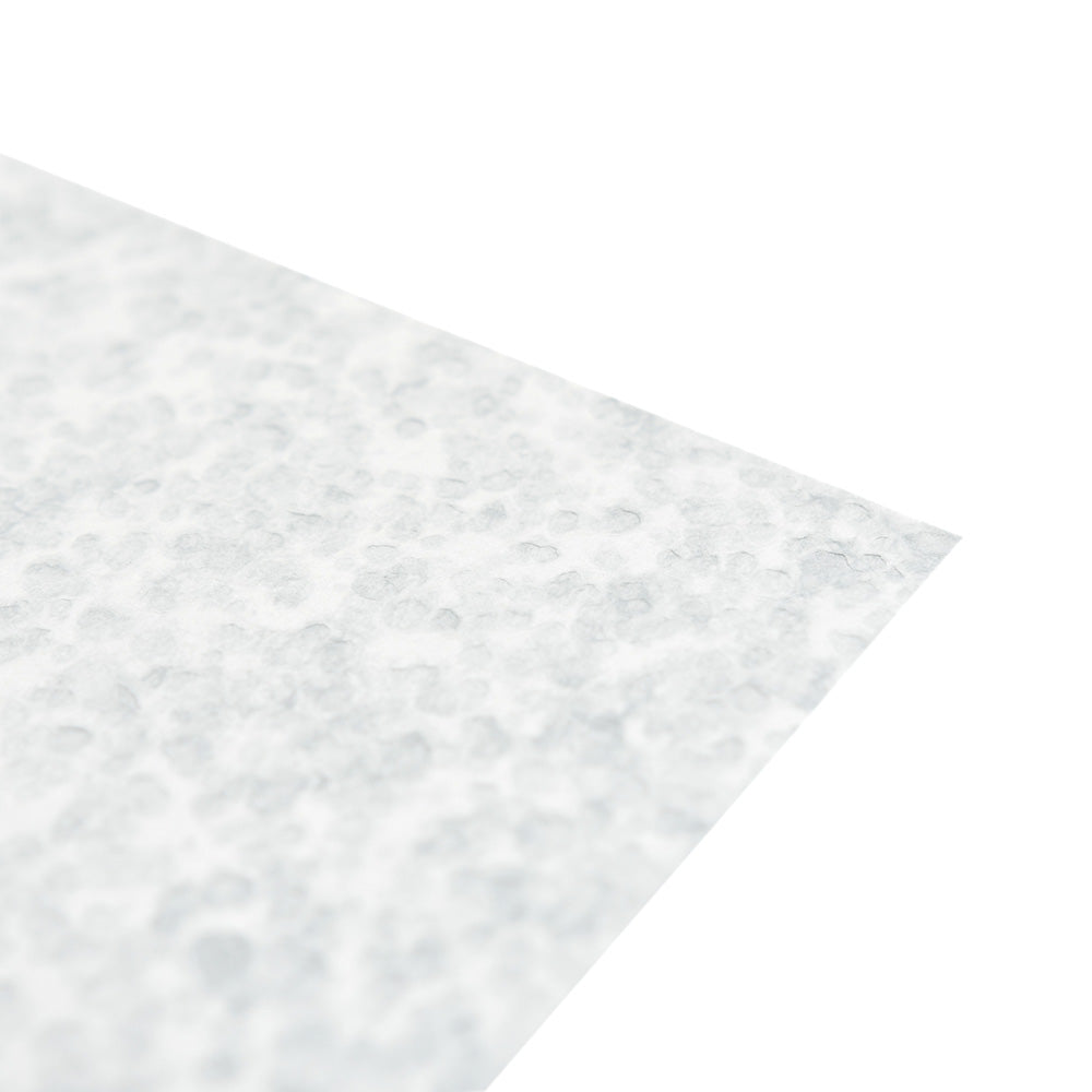 Eine Nahaufnahme von ☆ verzinktem Blech mit einer ausgeprägten gesprenkelten Textur auf weißem Hintergrund, die an die in Buchbinden verwendeten Tropfenpapiermuster erinnert.