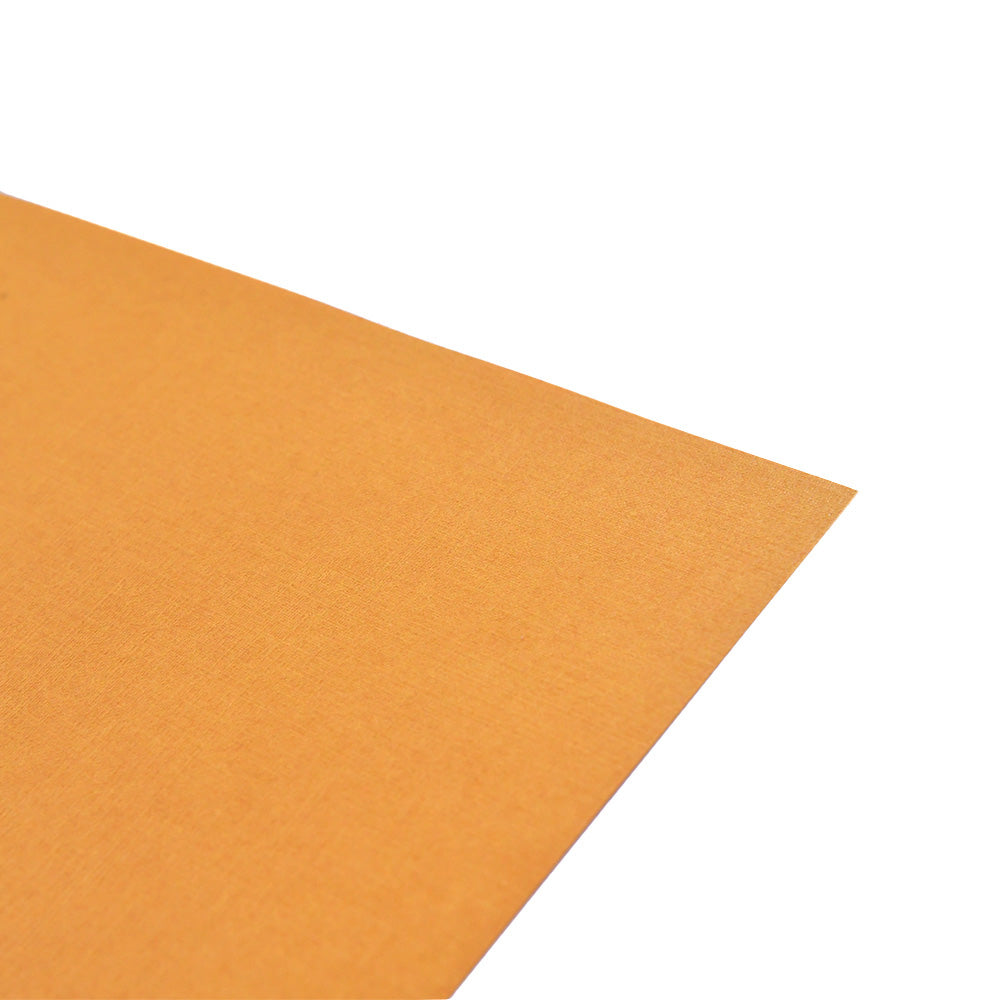 Nahaufnahme eines orangefarbenen ☆ Spezialpapierbogens mit glatter Struktur, ideal für Buchbinden, auf weißem Hintergrund.