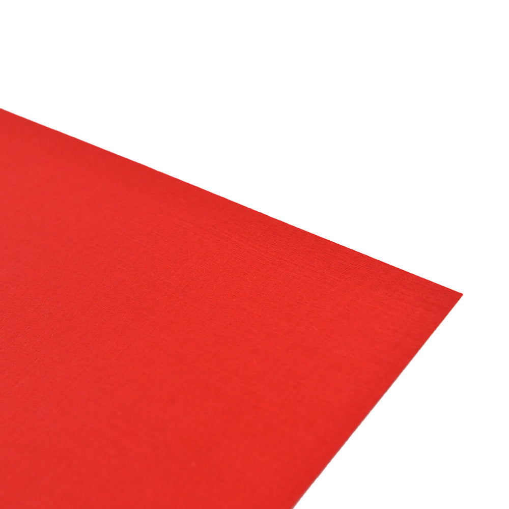 Ein Bogen strukturierter roter Feinleinen Cardstock von ☆ ist diagonal auf einem weißen Hintergrund angeordnet.