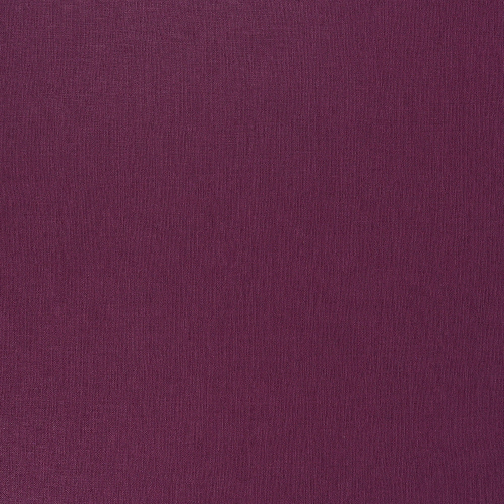 Eine solide, tief burgunderfarbene, strukturierte Oberfläche aus Feinleinen Cardstock von ☆ sorgt für einen eleganten Touch.