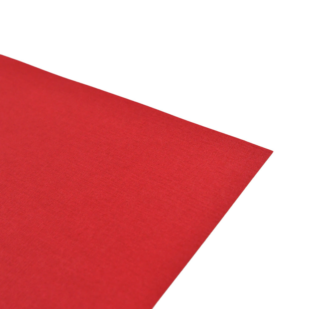 Ein einzelnes Blatt ☆ einfarbig roter Feinleinen Cardstock auf weißem Hintergrund, schräg fotografiert.