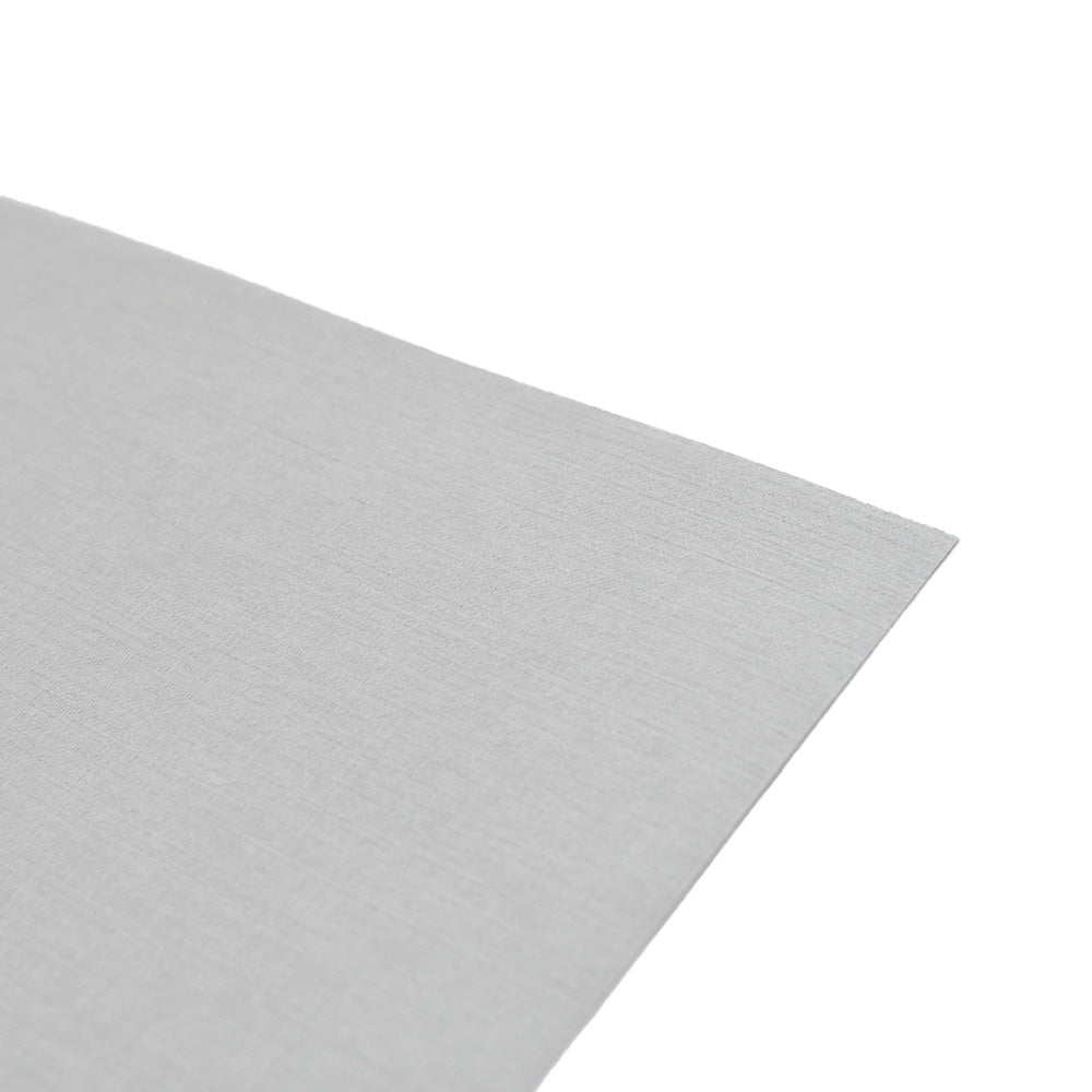 Eine Nahaufnahme eines einzelnen Blattes von einfarbigem, hellgrauem ☆ Feinleinen Cardstock auf weißem Hintergrund.