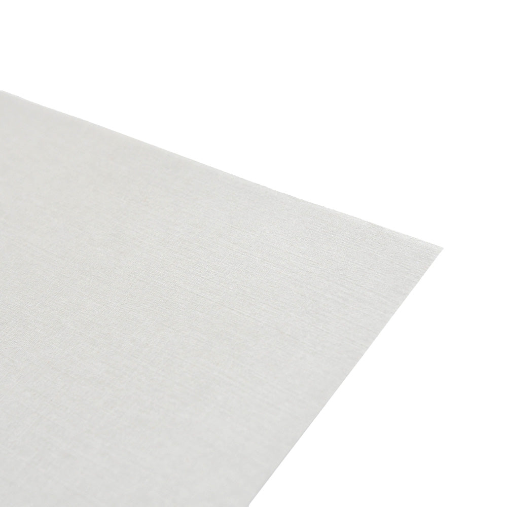 Nahaufnahme eines Einzelblatts von ☆ FSC-zertifiziertem Papier mit feiner Textur vor einem schlichten weißen Hintergrund.