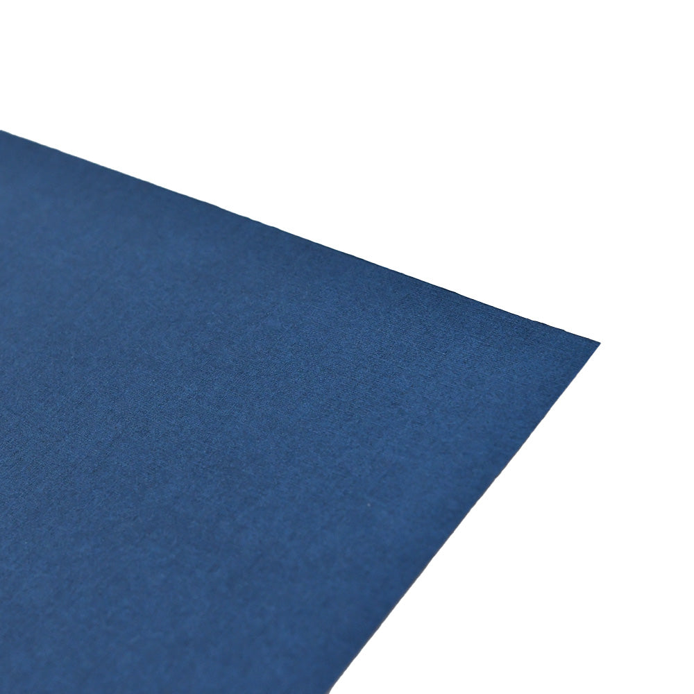 Ein einzelnes Blatt ☆ dunkelblauer Feinleinen Cardstock ist schräg vor einem weißen Hintergrund abgebildet.