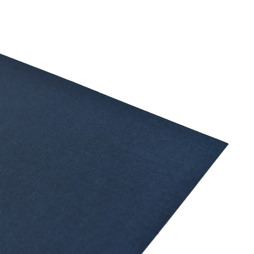 Eine Nahaufnahme von dunkelblauem Feinleinen Cardstock von ☆ vor weißem Hintergrund, die die strukturierte Oberfläche dieses FSC-zertifizierten Papiers zeigt.