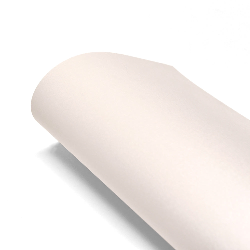 Ein gerollter Bogen weißer Papierkunst von ☆ auf weißem Hintergrund, hergestellt aus 310 g/m² Papier.