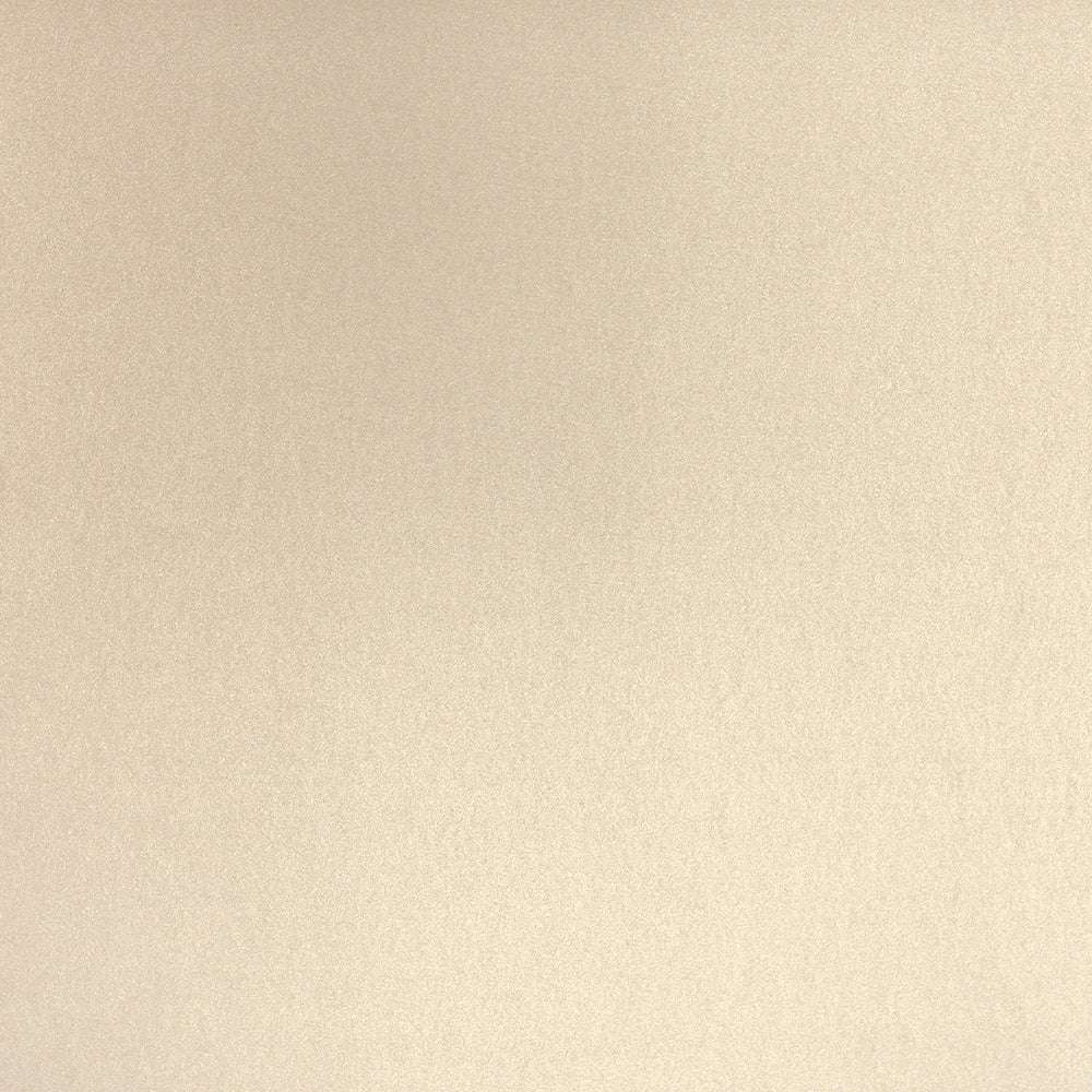 Die hellbeige, strukturierte Oberfläche hat einen subtilen, gleichmäßigen Farbton und eine glatte, leicht körnige Oberfläche, die durch einen facettenreichen Glanz verstärkt wird, der Tiefe und Raffinesse verleiht.