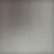 Erleben Sie die glatte, metallisch silbergraue Oberfläche der Marke ☆ aus der Nähe, mit einer subtilen, feinkörnigen Textur und facettenreichem Glanz für ein auffälliges Finish.