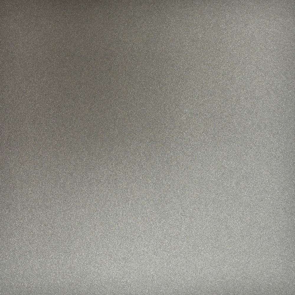 Erleben Sie die glatte, metallisch silbergraue Oberfläche der Marke ☆ aus der Nähe, mit einer subtilen, feinkörnigen Textur und facettenreichem Glanz für ein auffälliges Finish.